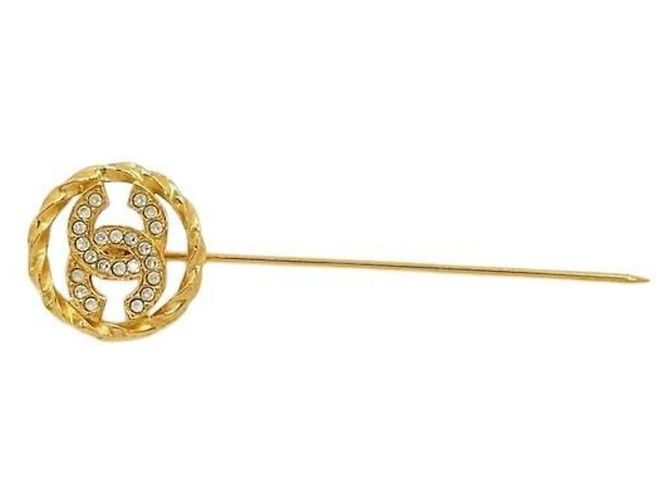 Broche Chanel de metal dorado con strass