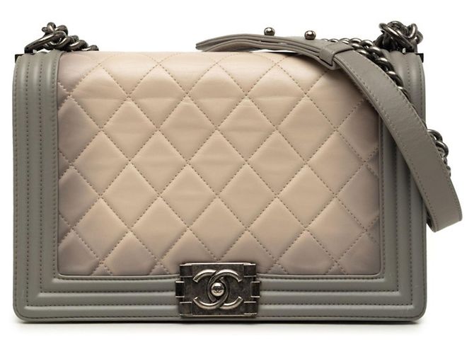 Le Boy Bolsa de Ombro com Corrente Chanel Coco Mark Boy Matelassé Bege