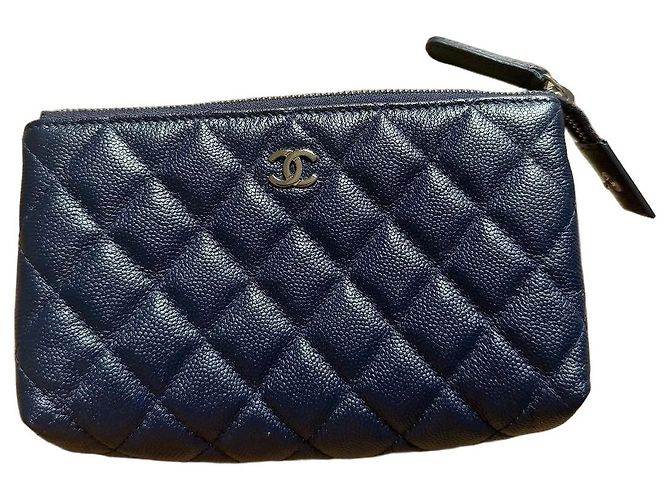 Chanel Gesteppte Clutch aus Marineblauem Leder
