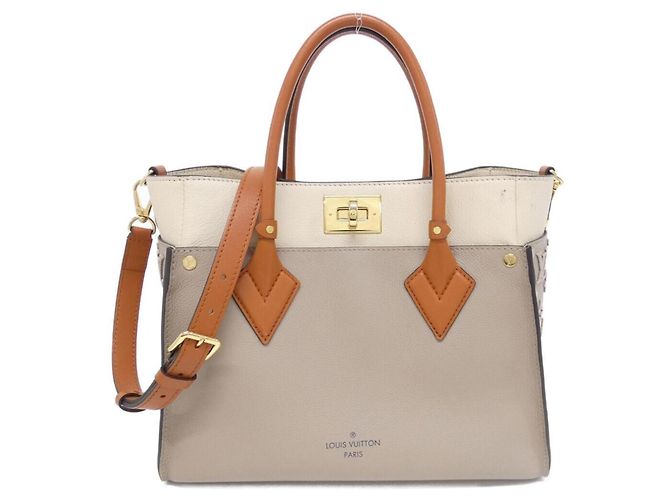 Bolsa Louis Vuitton On My Side MM Bege
