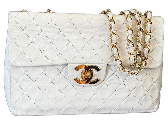Timeless Chanel Classic Flap Maxi Jumbo em couro branco