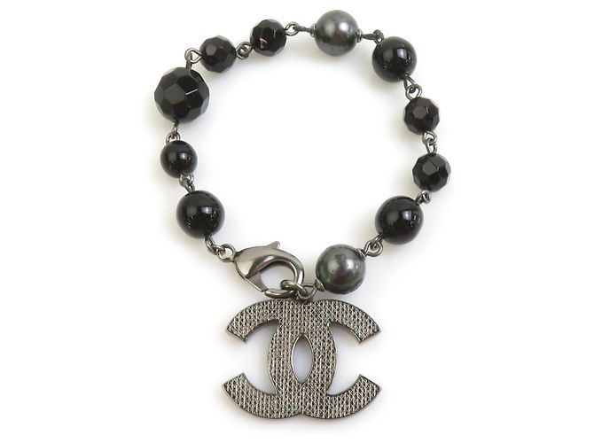 Bracciale con charm Chanel in nero e gunmetal Metallico