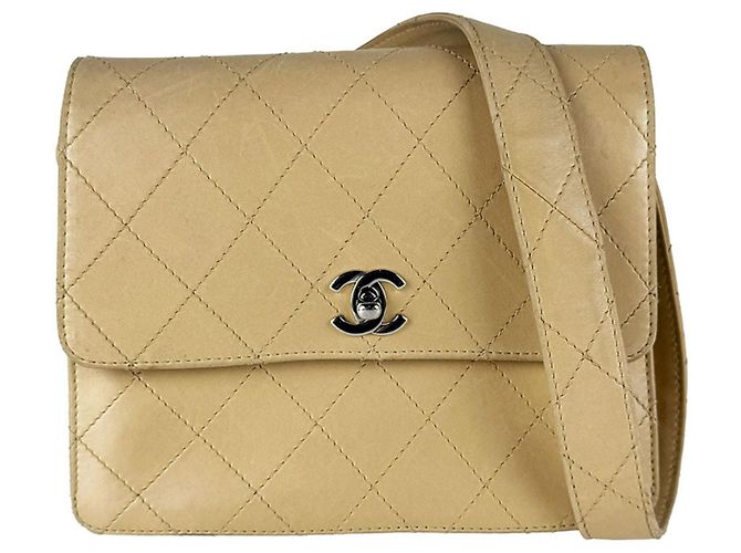 Bolsa de ombro Chanel em couro bege
