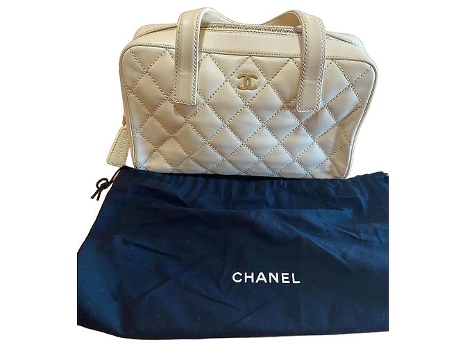 Chanel Bolsa Boston em couro matelassê bege
