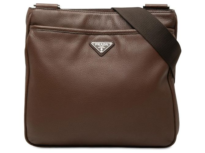 Bolso bandolera Prada con placa de logotipo triangular Castaño