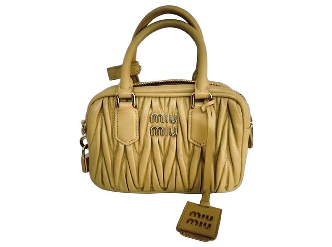 Miu Miu Matelassé gesteppte Lederhandtasche gelb
