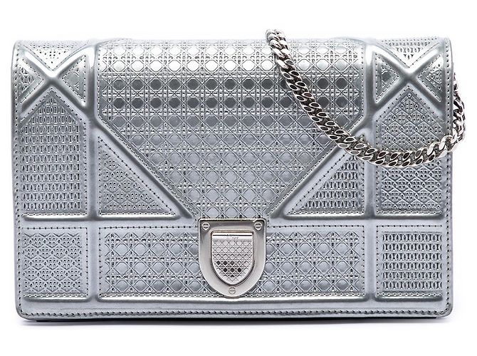 Diorama Wallet on Chain aus silber-metallic lackiertem Microcannage-Leder