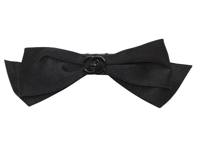 Fermi capelli in raso nero Chanel