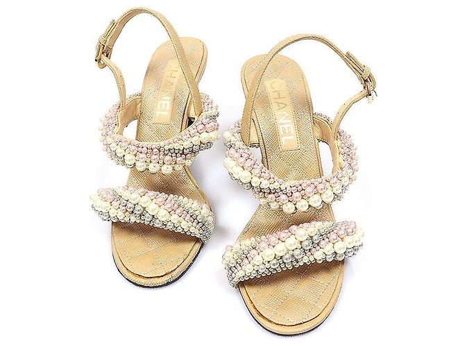 Chanel Sandalias de piel de becerro Pearl Fantasy beige para mujer con correa de perlas Castaño