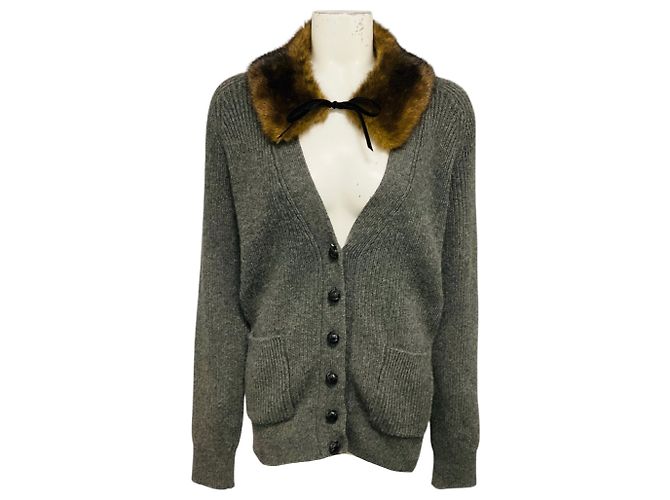 Saint Laurent Strickcardigan aus Kamelhaar mit grauem Kunstfellkragen