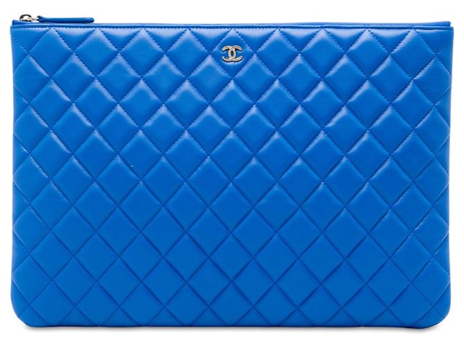 Clutch Chanel Large Quilted Lambskin O Case Azul