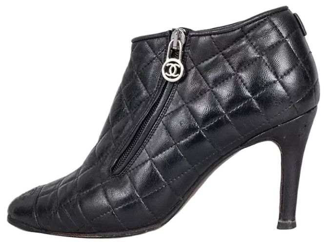 Timeless Stivaletti con zip in pelle matelassé nera CHANEL 37.5 Usato