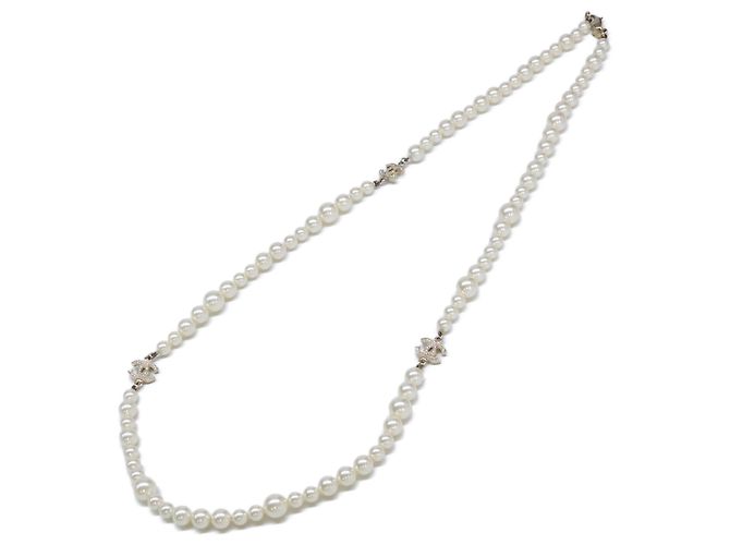 Collana lunga CHANEL A11C con perle e logo Coco in strass