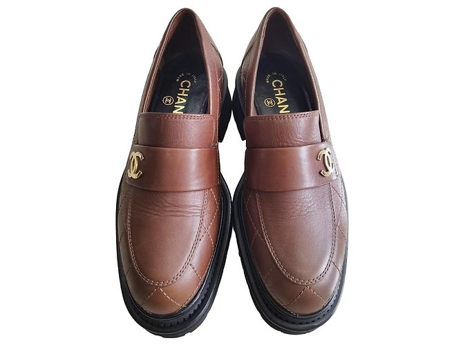 Mocasines Chanel de piel acolchada marrón CC Castaño