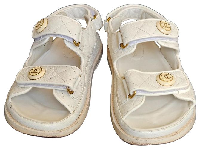 Chanel Sandálias de couro acolchoado Branco