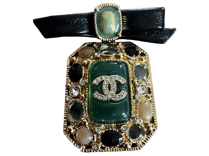 Broche Retangular Chanel com Pedras Verdes e Pretas Gold hardware