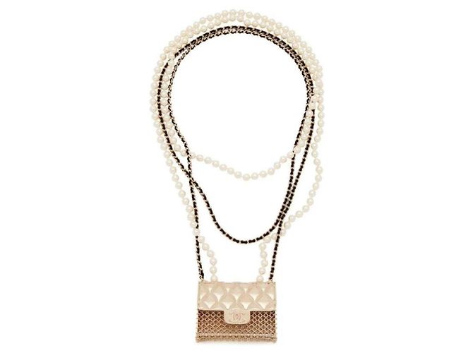 Colar Chanel de pérolas e corrente com mini charm de bolsa Preto Branco Dourado