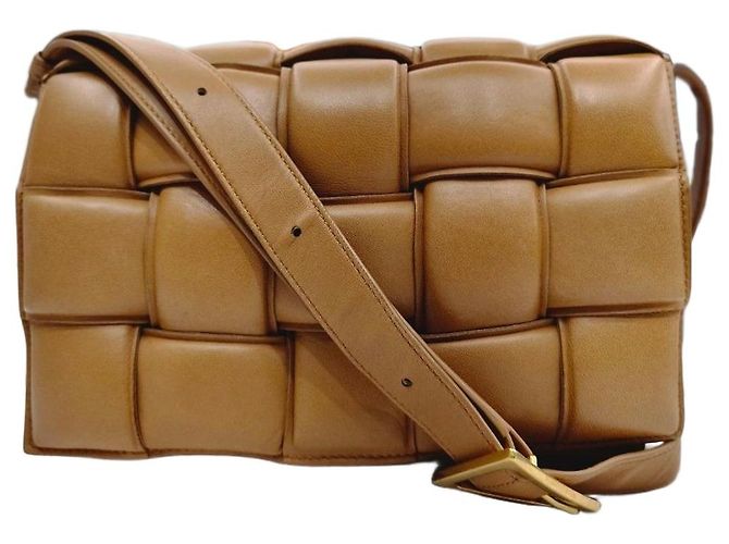Bottega Veneta Bolsa Tiracolo Medium Cassette Acolchoada Camel Marrom