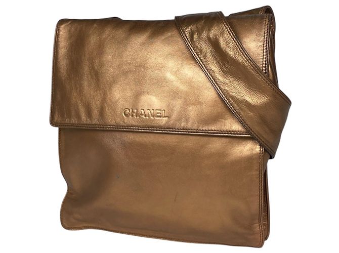 Bolsa de ombro Chanel em couro bronze