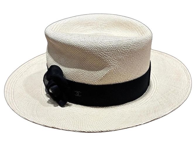 Cappello di paglia Chanel con nastro nero e Camelia Beige