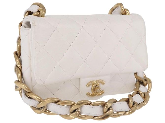 Bolsa de Ombro CHANEL Matelasse com Corrente em Couro Branco com Detalhes Dourados CC Auth 202072SAM