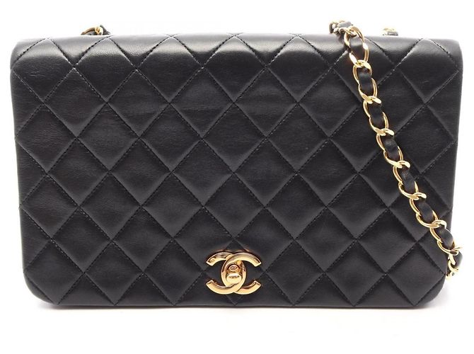 Timeless Bolsa de Ombro Chanel Matelassé com Aba Completa Preto