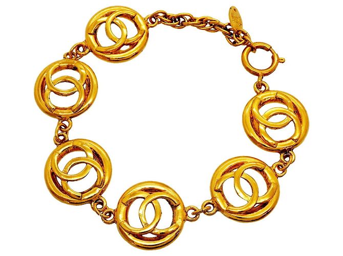 Pulsera de dijes Chanel chapada en oro Dorado