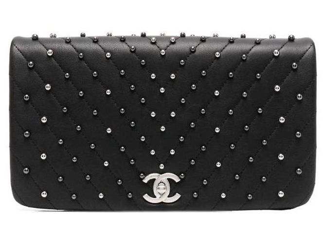 Bolsa Chanel Chevron em couro acolchoado preto com contas
