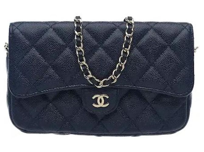 Timeless Uma bolsa transversal clássica para telemóvel que combina o icónico couro Caviar da Chanel com uma sofisticada alça de corrente. O seu grão texturado distinto cria uma atmosfera sofisticada e oferece Azul