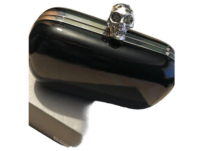 Clutch Alexander McQueen cierre de calavera Negro