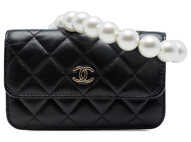 Clutch Chanel em couro de bezerro matelassé preto com Maxi Pearls e corrente