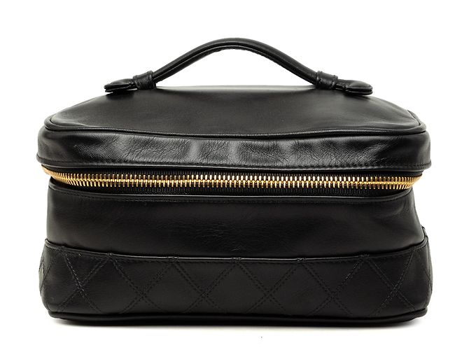 Bolsa Vanity Chanel em pele de cordeiro acolchoada preta com logo CC Preto