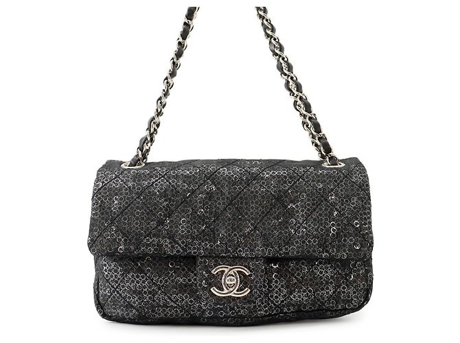 Timeless Chanel Matelassé Schultertasche mit schwarzer Kette