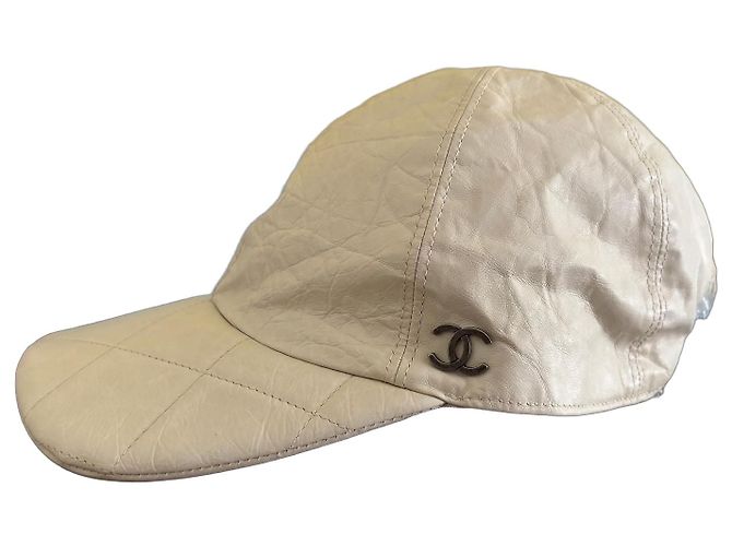 Chanel Boné em Couro Matelassé Bege