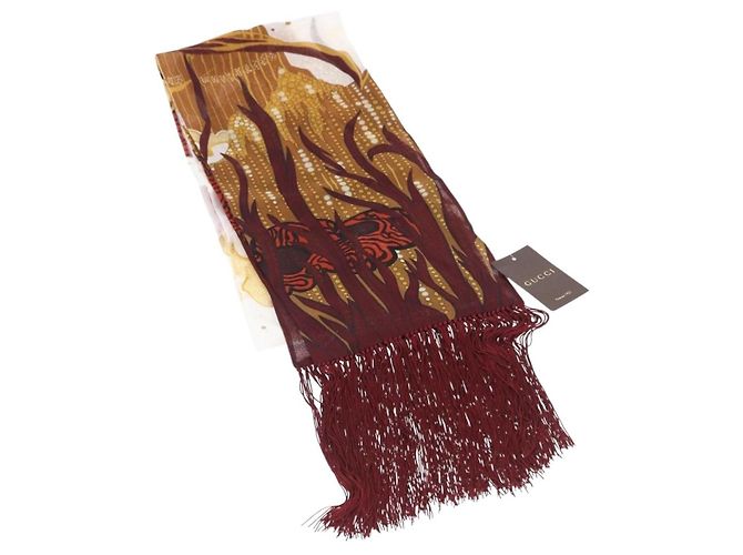 Bufanda de seda estampada con flecos Gucci
Seda
Sin talla disponible Burdeos