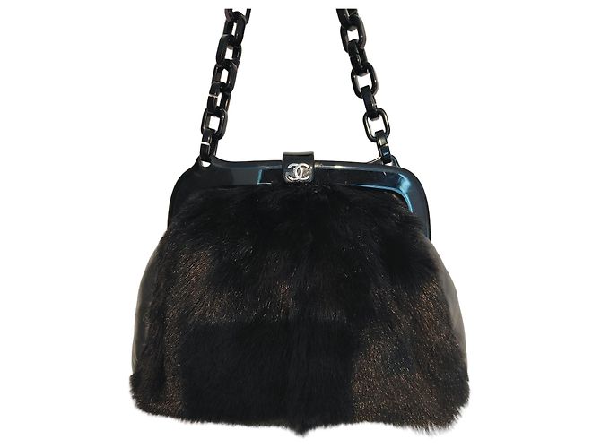 Bolsa Chanel em couro e pele preta com fecho kiss lock Preto