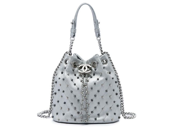 Borsa a secchiello con coulisse Chanel Small Metallic Chevron Lambskin Stud Wars Argentata Argento