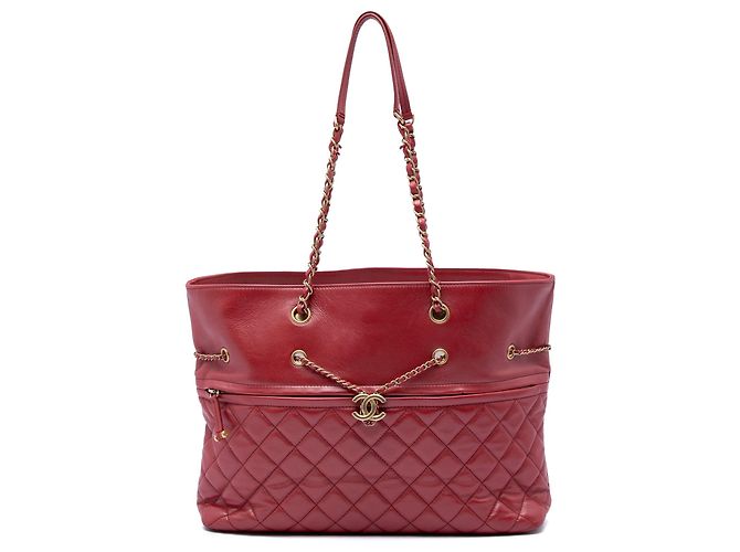 Tote Chanel CC em couro de bezerro acolchoado vermelho com zíper frontal e cordão