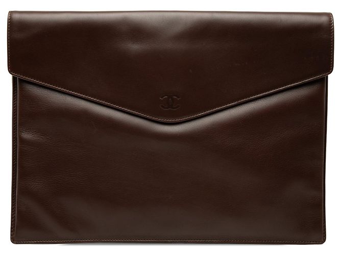 Clutch sobre Chanel CC de piel de becerro lisa marrón Castaño