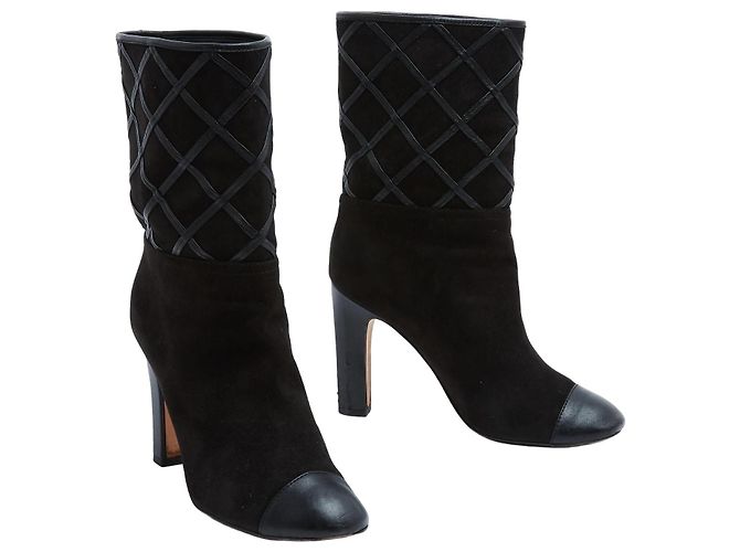 Chanel Botins de Camurça Preta Acolchoados EU 38.5 Preto