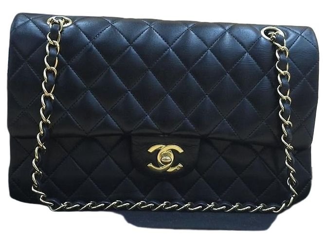 Chanel Bolsa Classic Medium Flap em pele de cordeiro com corrente dourada Preto