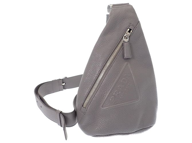 Sling Bag Prada em Vitello Daino cinza com logo em relevo Marrom