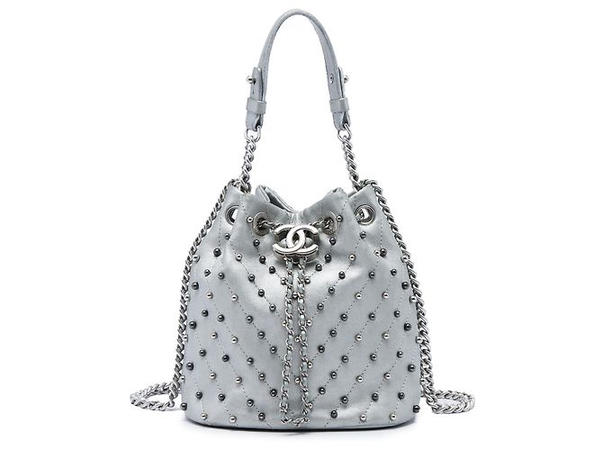 Borsa a secchiello Chanel Silver Small Metallic Chevron Lambskin Stud Wars con coulisse Argento