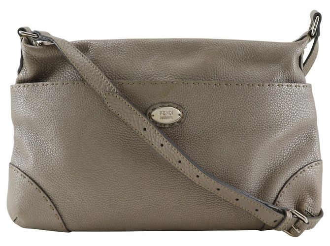 Bolsa de Ombro Fendi Celeria Marrom