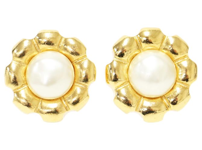 Boucles d'oreilles clips Chanel motif fleur dorée et perles