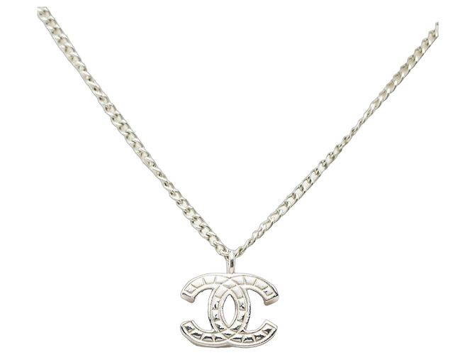 Colar com pingente de corrente Chanel Coco Mark Prata