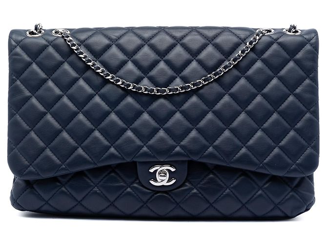 Bolsa de Ombro Chanel Maxi CC em pele de cordeiro acolchoada azul com 3 compartimentos e aba