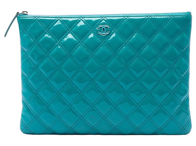 Clutch Chanel Medium Quilted Patent O Case Blu