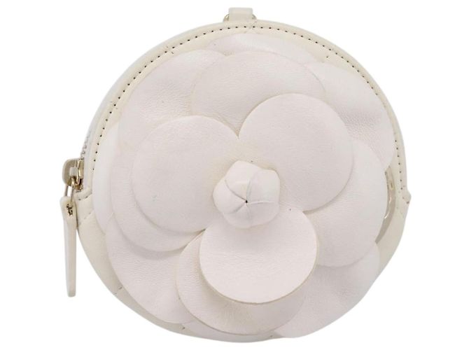 Clutch Redonda Chanel Camellia com Corrente em Pele de Cordeiro Branco