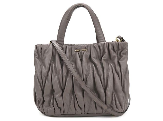 Saco Tote Miu Miu em couro cinza Marrom